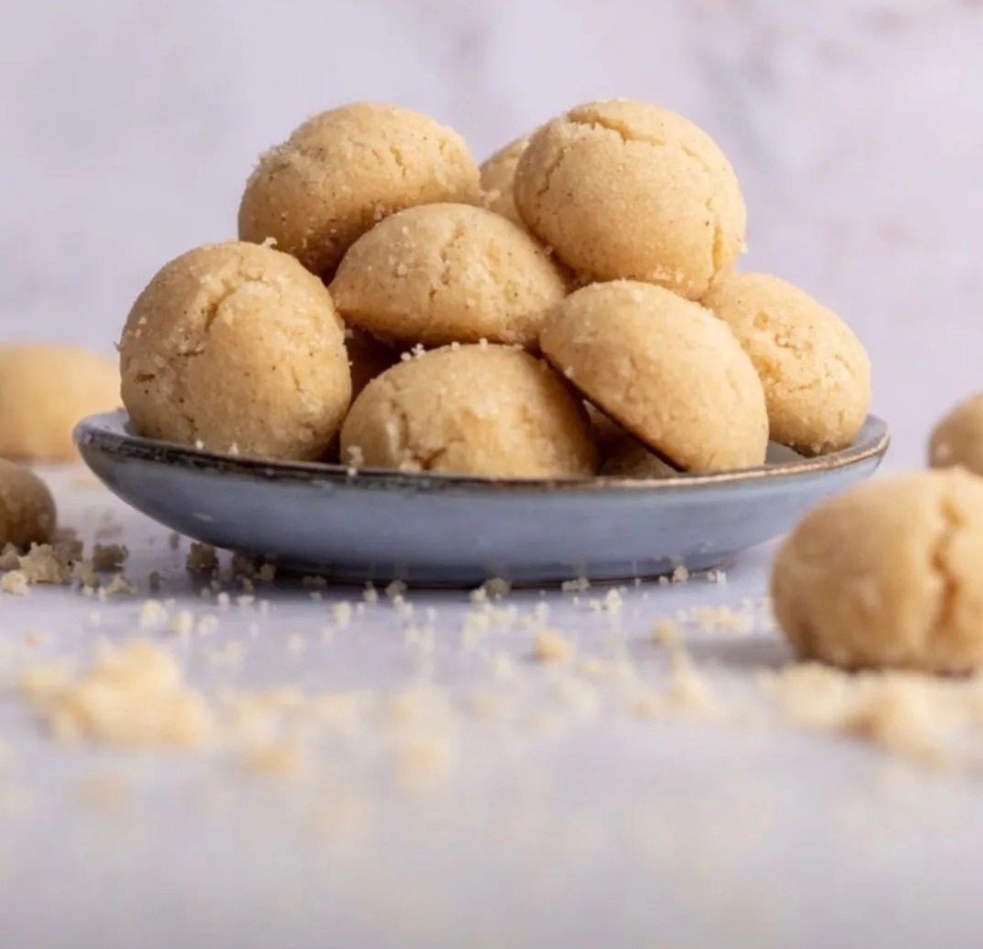 Alfajores artesanales recién horneados servidos en un plato