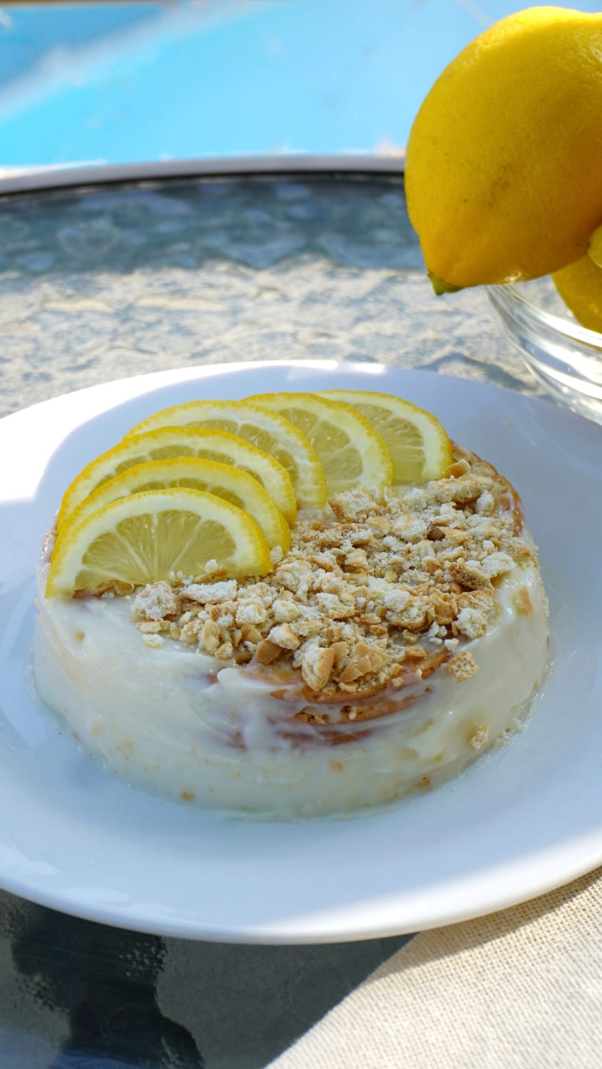 Postre individual de limón con crumble y rodajas de limón fresco