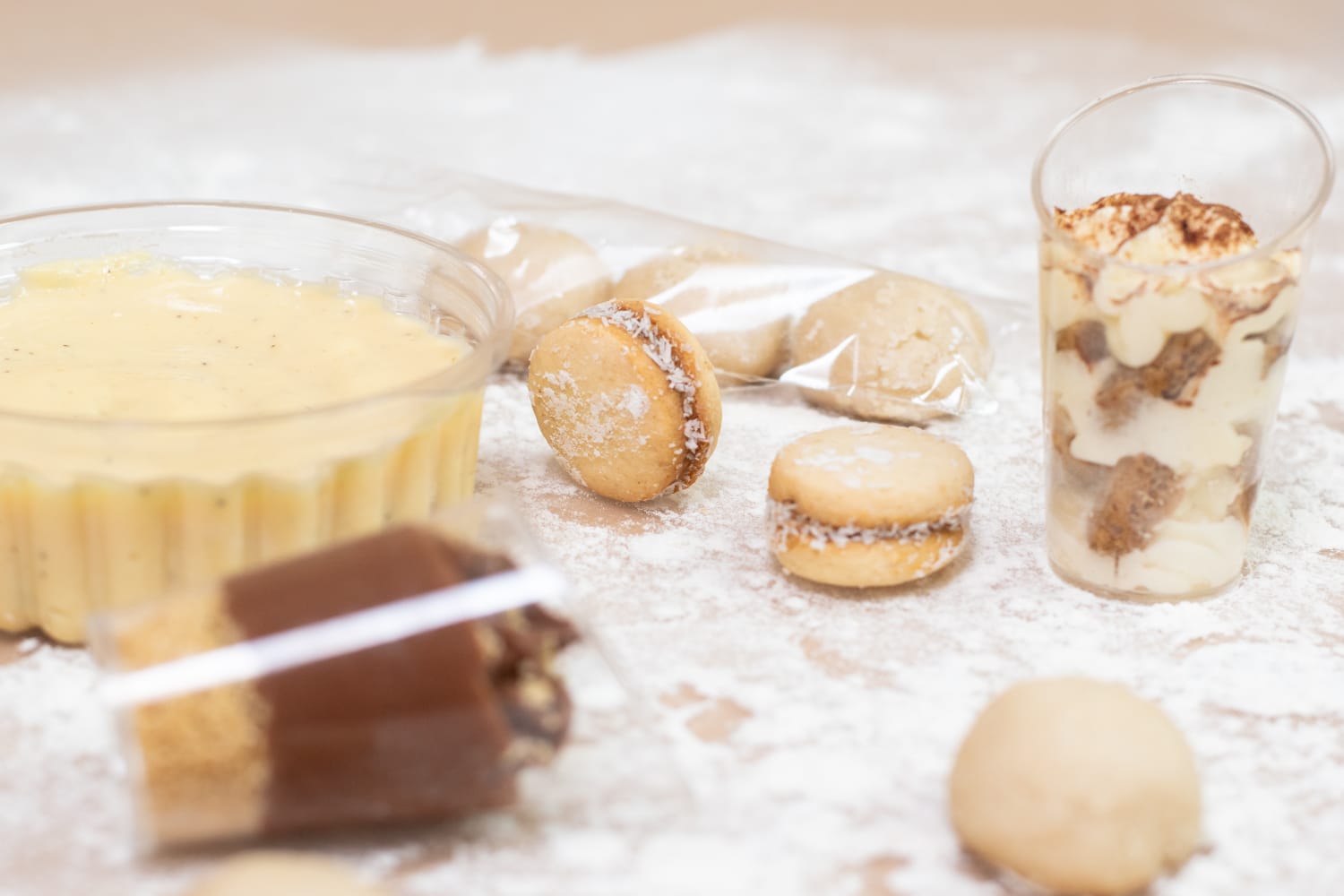 Variedad de postres al detal: flan, alfajores de coco y tiramisú en vaso
