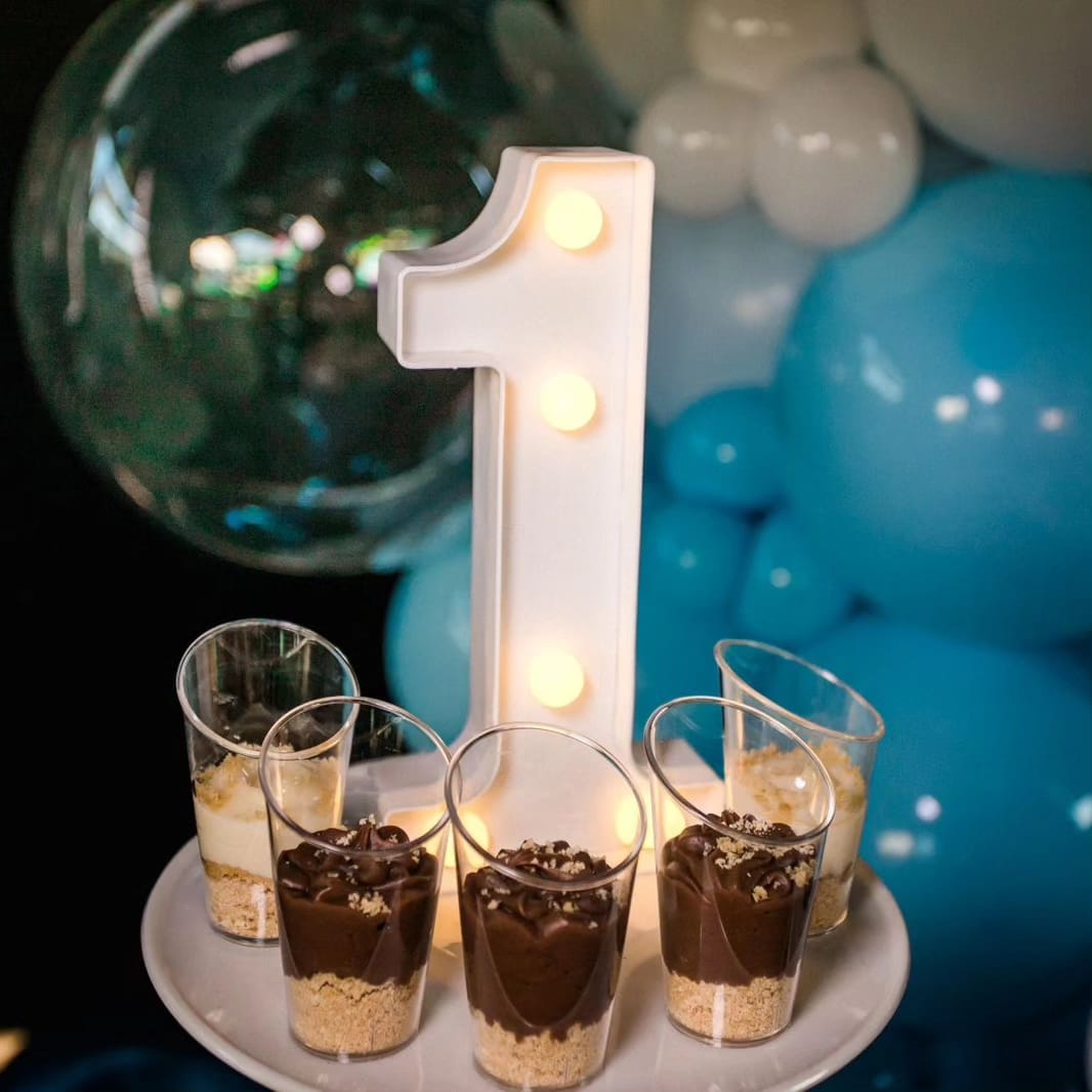 Candy bar de postres en shots de chocolate para fiesta de cumpleaños